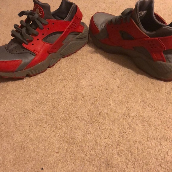 These are gray and red huraches by Nike - Picture 6 of 8